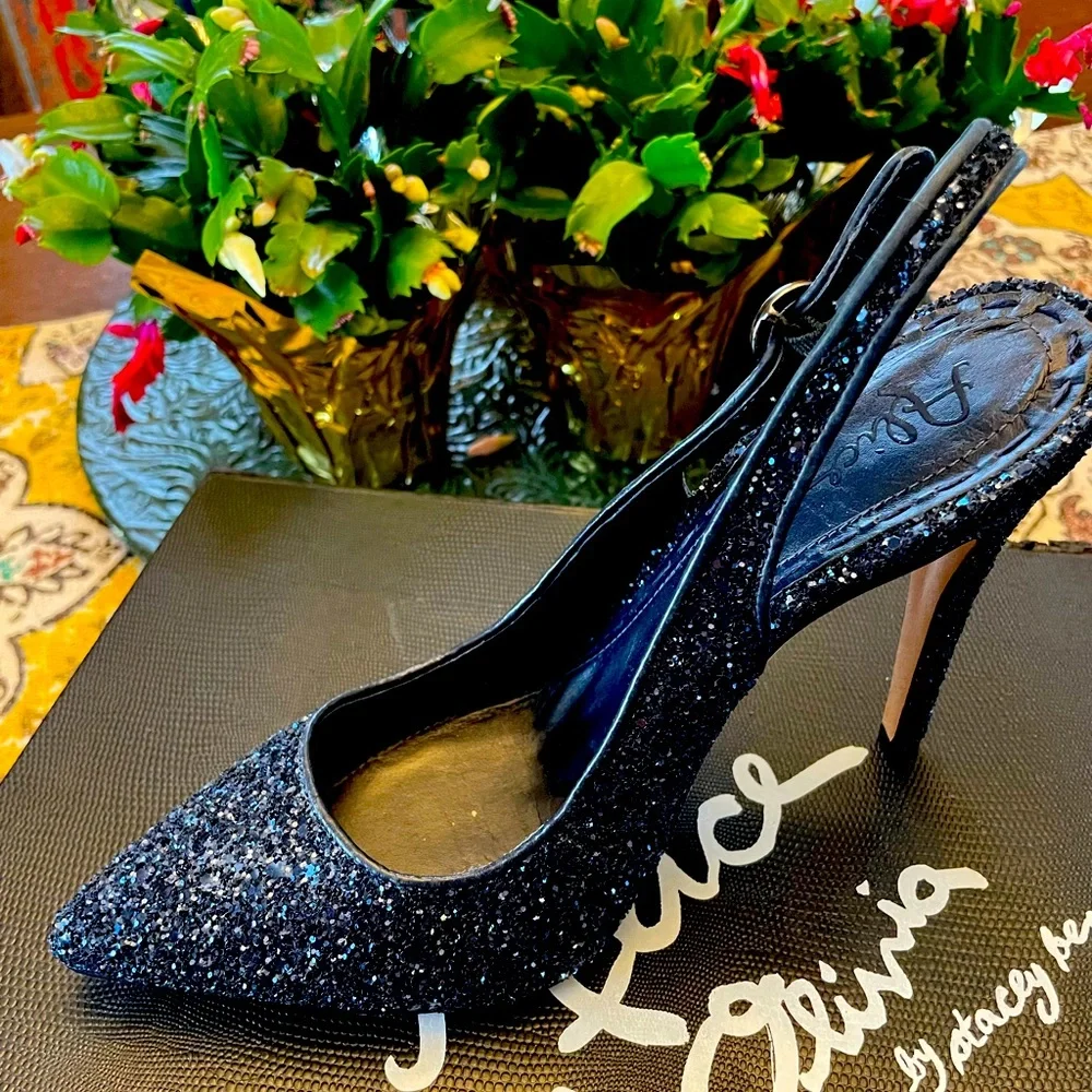 SOLD
Alice and Olivia Stilettos 39 EU , fits like a US size 7 1/2 - 8 . - Picture 3 of 6